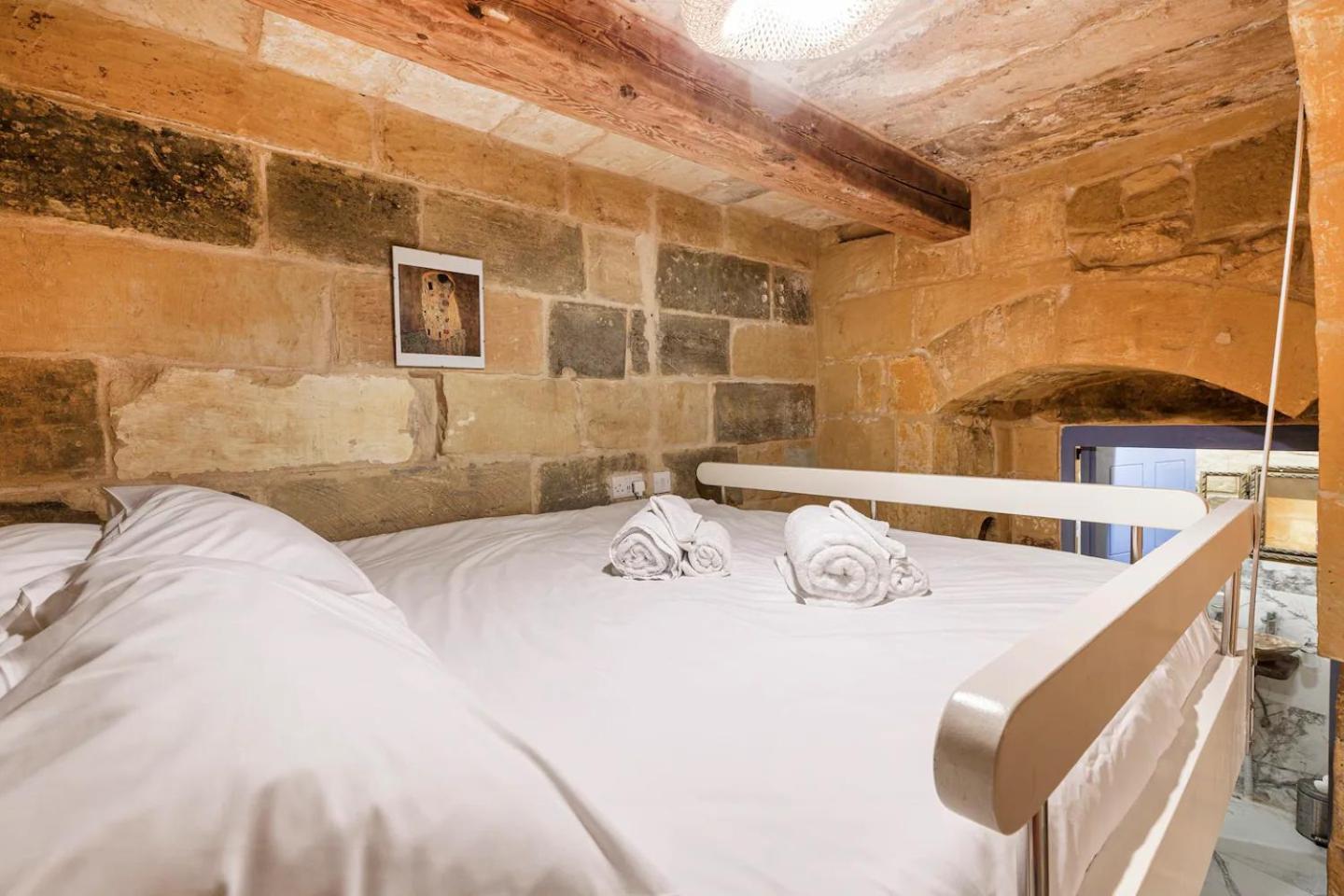 Historic Hideaways - 900 Year Old Converted Studios Victoria Ngoại thất bức ảnh