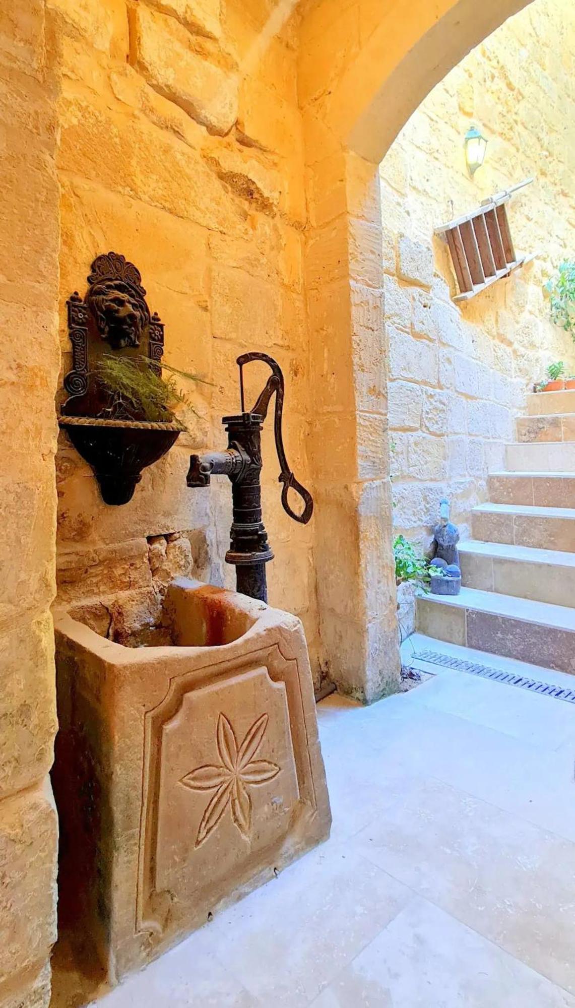 Historic Hideaways - 900 Year Old Converted Studios Victoria Ngoại thất bức ảnh
