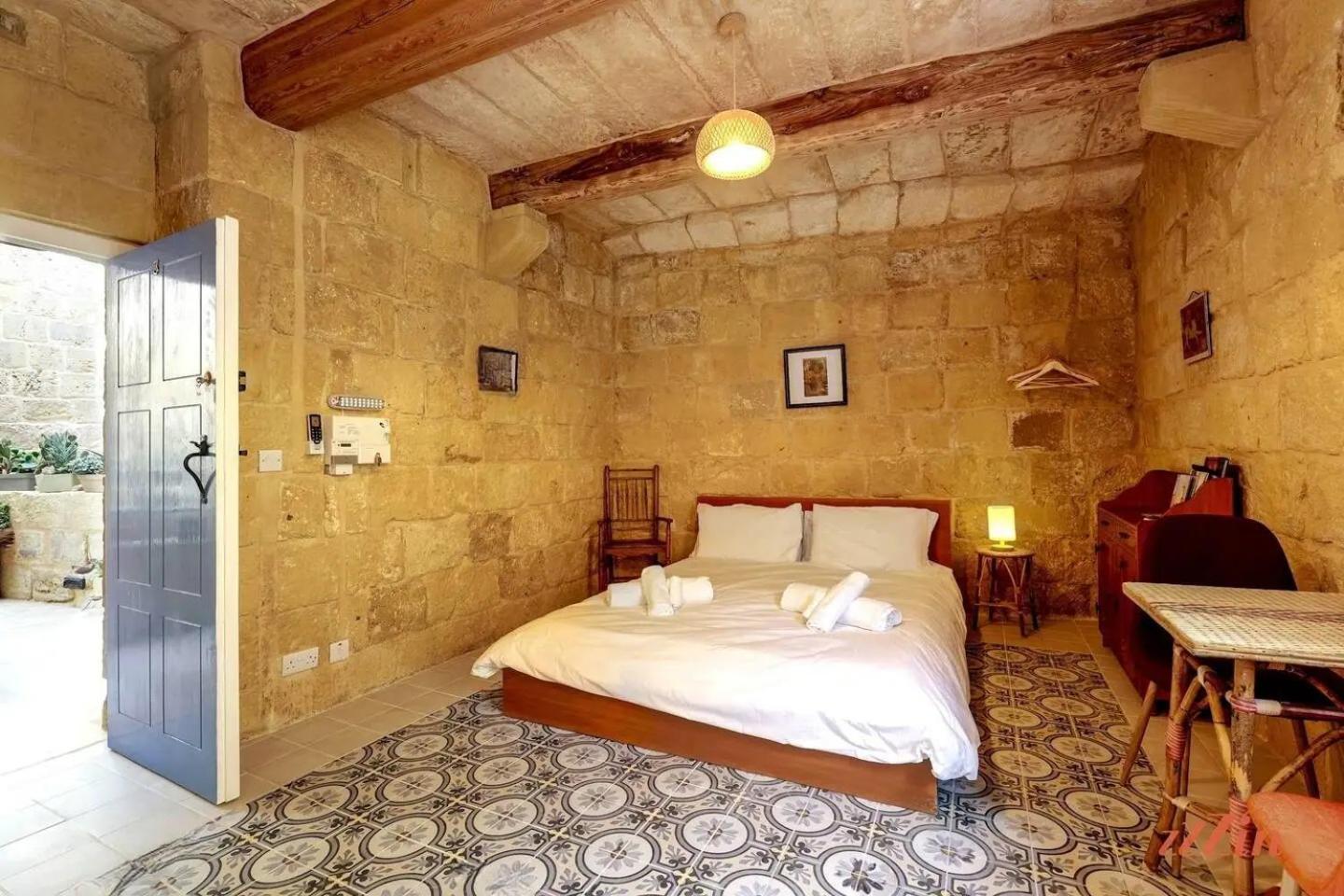 Historic Hideaways - 900 Year Old Converted Studios Victoria Ngoại thất bức ảnh