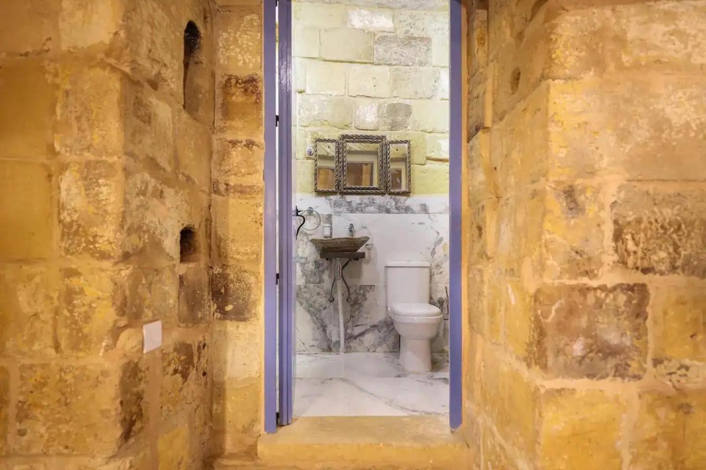 Historic Hideaways - 900 Year Old Converted Studios Victoria Ngoại thất bức ảnh