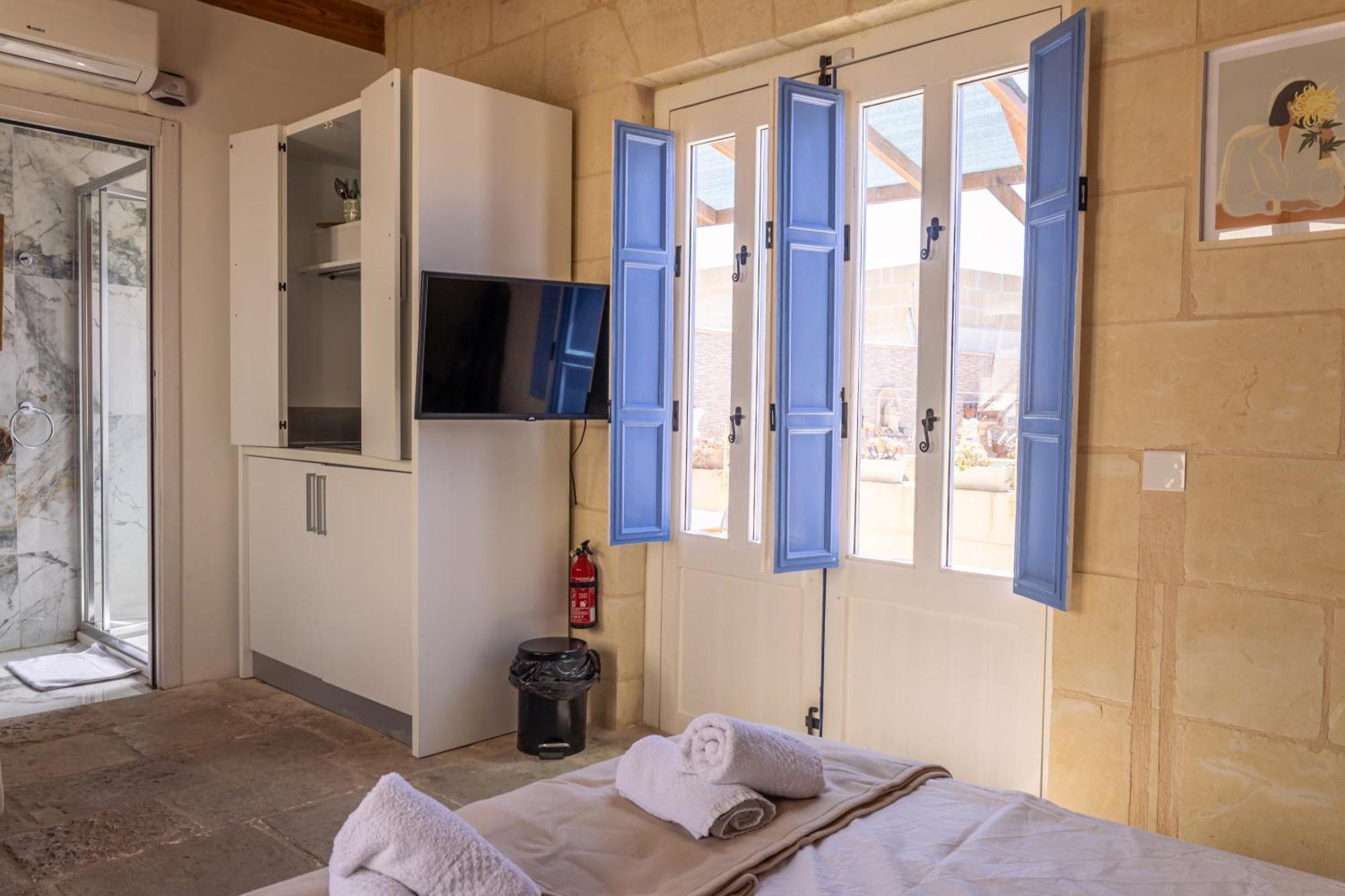 Historic Hideaways - 900 Year Old Converted Studios Victoria Ngoại thất bức ảnh